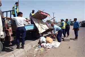 شرطة السير بمحافظة لحج تشن حملة واسعة لإزالة العشوائيات من الطرق العامة بقيادة مديرها العقيد قحطان القطيبي