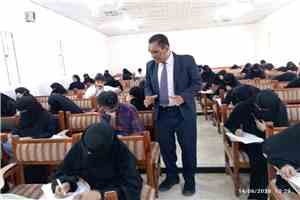 في جامعة عدن.. عميد اللغات والترجمة يتابع سير الامتحانات ويؤكد جاهزية الكلية