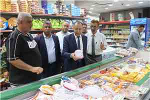 وزير الصناعة والتجارة يؤكد على الانضباط الوظيفي ومكافحة الفساد وينفذ نزولا ميدانيًا على المراكز التجارية بعدن