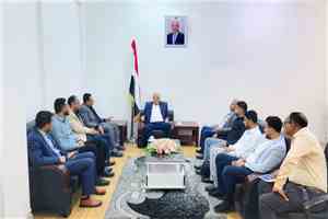 محافظ تعز يناقش مع لجنة وزارية آلية تسليم وتشغيل الميازين المحورية