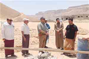 مدير عام مؤسسة المياه بوادي حضرموت يتفقد مشروع الطاقة الشمسية بشبام ويتلمس احتياجات الفرع
