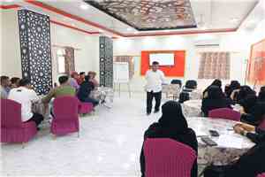مؤسسة شباب أبين تنظم ورشة عمل لتطوير الأداء الإداري وتعزيز الانضباط الوظيفي