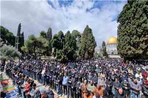 نحو 65 ألف فلسطيني يؤدون صلاة الجمعة بالمسجد الأقصى