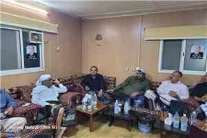 في لفتة وفاء إنسانية.. وزير النقل يزور اللواء محمد جميع الخضر بمنزله للاطمئنان على صحته في عدن