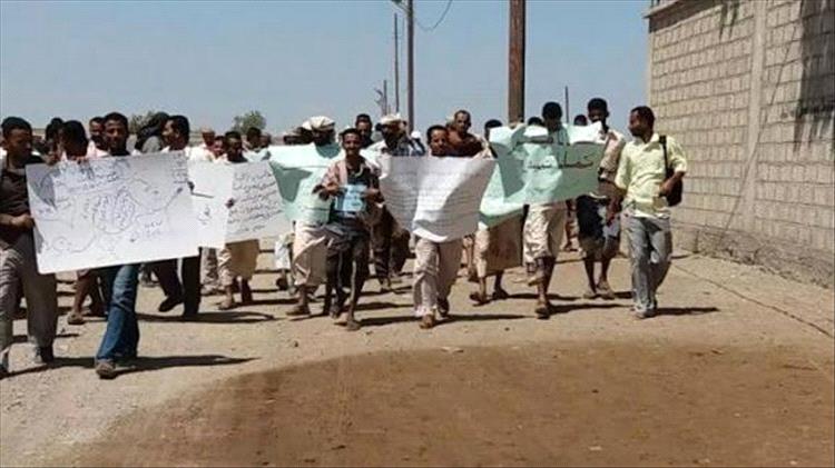 عاملو الخدمات الاجتماعية بمخيم اللاجئين في لحج يرفضون مماطلة جمعية الوصول والمفوضية السامية ويناشدون الصبيحي التدخل