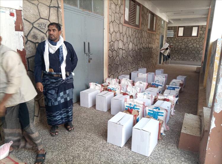 سلال غذائية تصل معلمي خورمكسر في مبادرة دعم رمضانية واسعة بعدن
