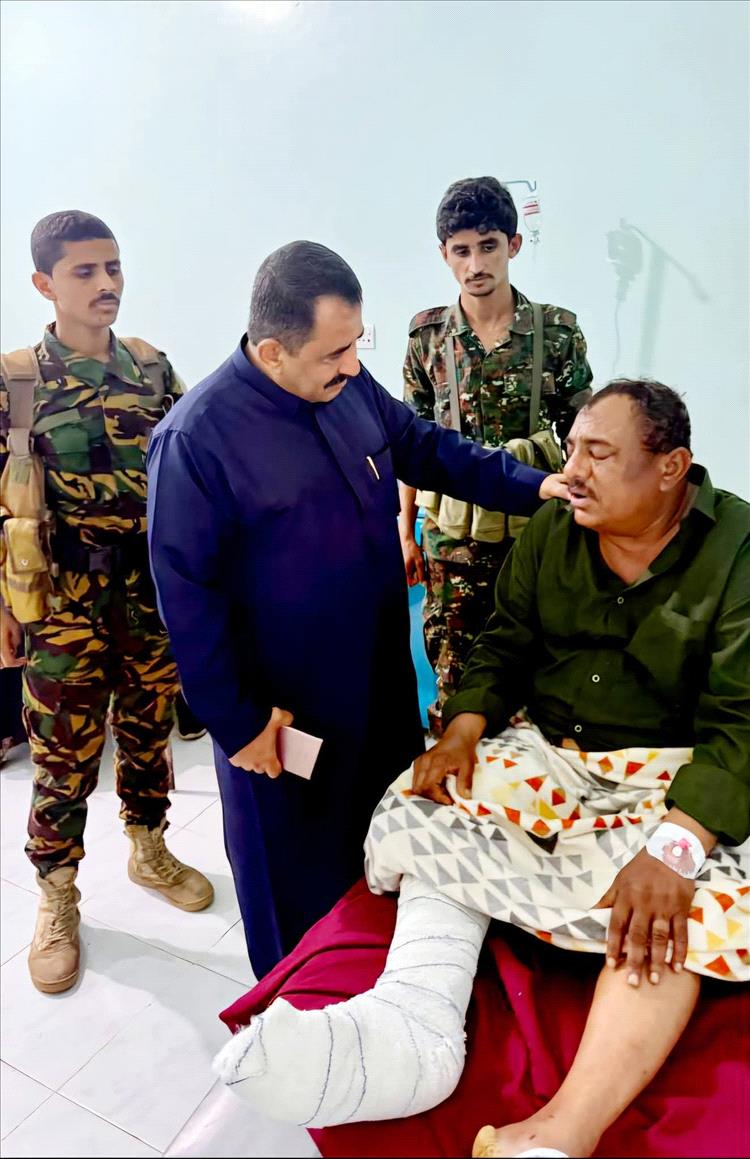 مدير عام شرطة شبوة يطمئن على صحة جندي المرور حمود جبران عقب تعرضه لحادث