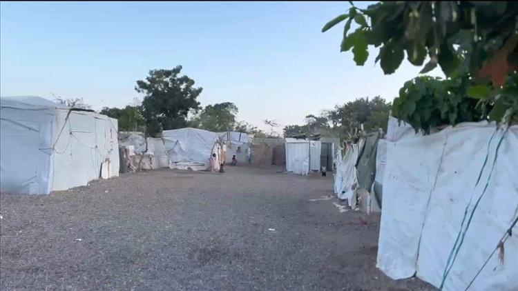 نازحون في مخيمات عدن يشكون استبعادهم من مساعدات برنامج الغذاء العالمي ويطالبون بالتحقيق