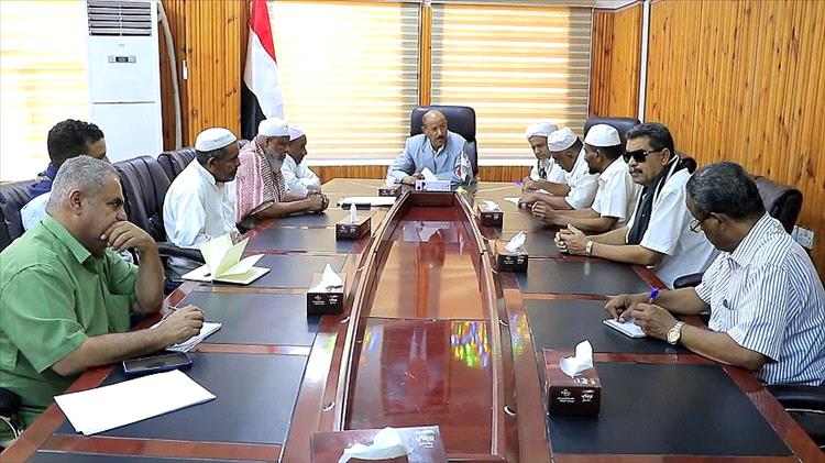 وكيل حضرموت يطلع على احتياجات سكان السحيل ويدشن عملية توزيع سلال غذائية رمضانية