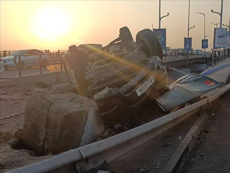 انقلاب سيارة على الخط البحري بعدن يربك حركة السير ويستدعي تدخلًا عاجلًا 