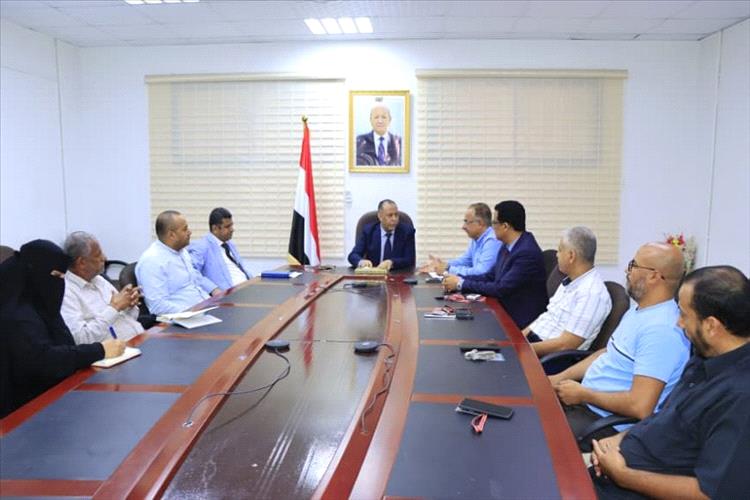 وزير الصناعة والتجارة يناقش وضع المخزون الاستراتيجي من القمح والدقيق