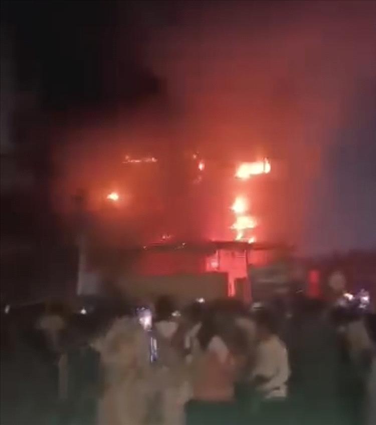 حريق يلتهم سوقًا شعبيًا بحي القاهرة في المنصورة بالعاصمة المؤقتة عدن 