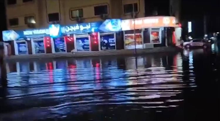 شوارع العاصمة المؤقتة عدن تغرق بمياه الصرف… وارتفاع مقلق في حالات الملاريا يدفع المواطنين لمناشدة المحافظ (فيديو)