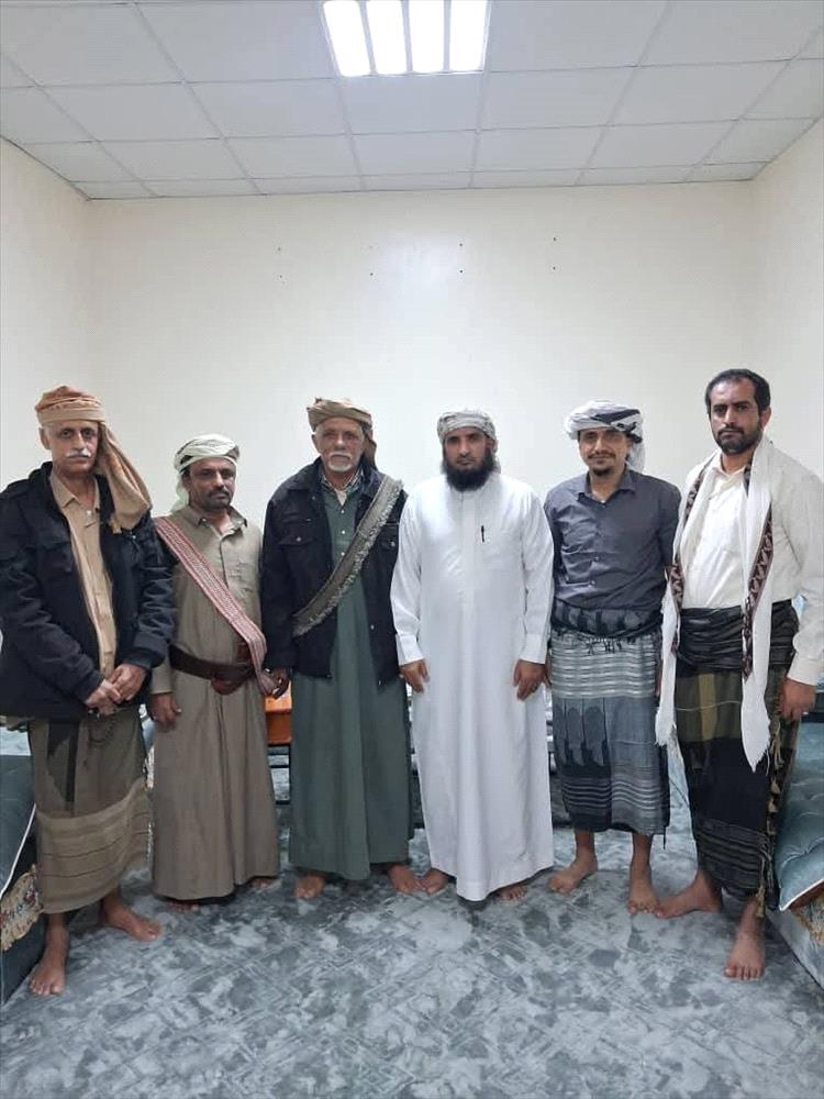 قائد قوات التحالف بشبوة يبحث تعزيز الأمن والتنمية مع مشايخ قبائل آل دحة العوالق