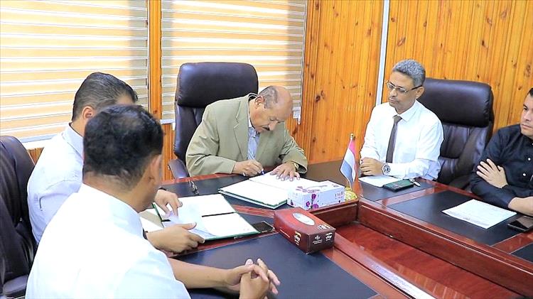 التوقيع بسيئون على عقد التأمين الصحي لعمال النظافة والتحسين بوادي حضرموت