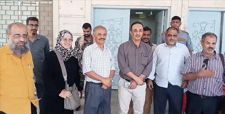 مدير عام الصحة يسّلم مبنى أطباء بلا حدود السابق لمركز علاج الأورام التابع لمكتب الصحة عدن