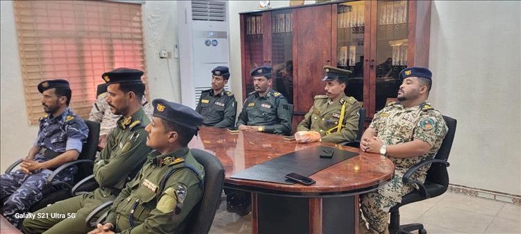المدير العام للأمن والشرطة بساحل حضرموت يبحث مع الضباط الخريجين من كلية الشرطة جهود تعزيز دورهم الأمني