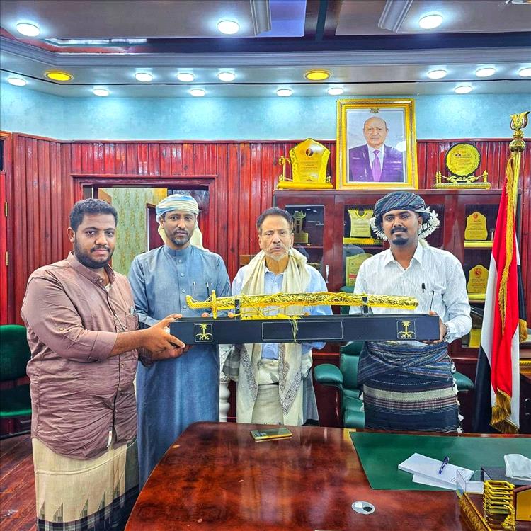 رئيس منتدى الطالب المهري بحضرموت يُكرّم المحافظ بن ياسر  تقديراً لدعمه للطلاب