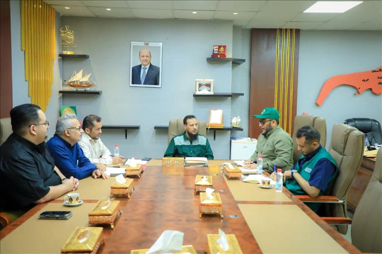 المحافظ عبدالرحمن شيخ يشدد على تكامل الجهود الإنسانية لضمان وصول الدعم لمستحقيه