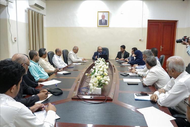 وزير الاتصالات وتقنية المعلومات يناقش خطط تطوير الأداء وتعزيز الموارد وبناء شبكة وطنية قوية