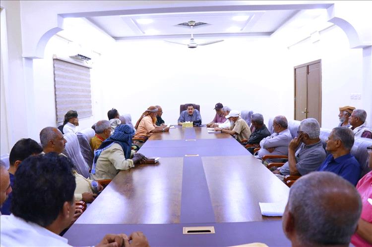 اللواء مطهر الشعيبي يترأس اجتماعا أمنيا موسعا لقيادة البحث الجنائي بعدن.