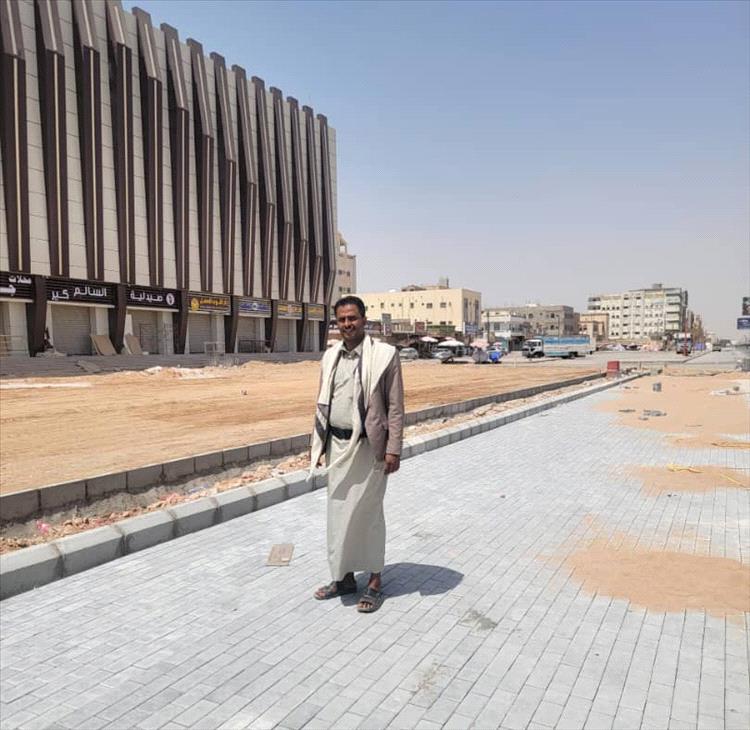 مدير عام الأشغال العامة بشبوة يتفقد أعمال رصف المواقف والساحات العامة بعتق 