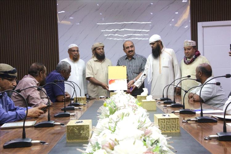 مدير تربية ساحل حضرموت يكرم عدداً من الحفاظ المجازين في  القرآن الكريم للعام الدراسي 2026/2025