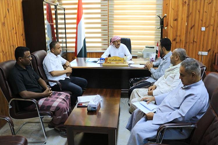 وكيل حضرموت يناقش مع نقابتي الأطباء والمهن الصحية أوضاع مستشفى سيئون