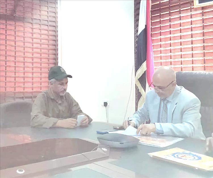 وزير المياه الشرجبي يبحث مع عميران حل أزمة شحة المياه في قعطبة: وحفر بئر مائي لتغطية احتياجات السكان