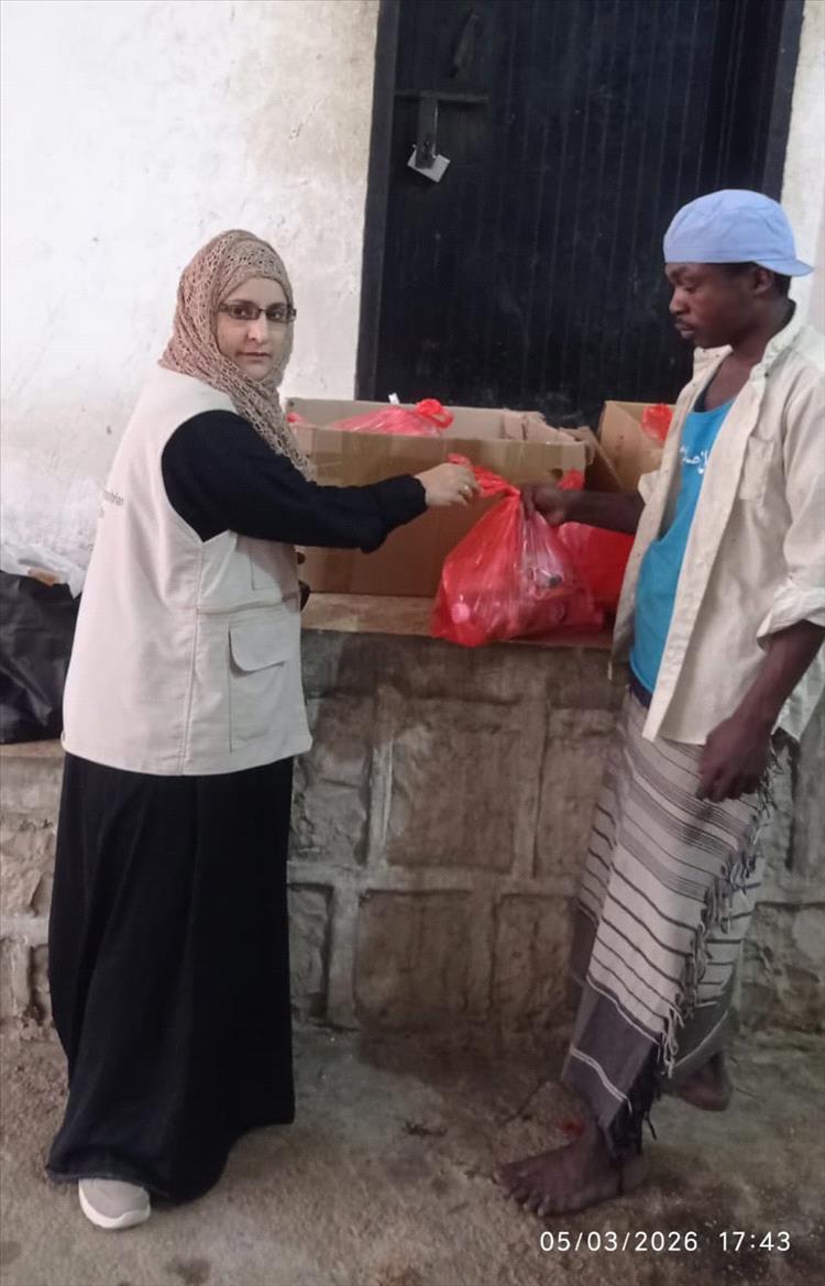 مؤسسة قنوات الأمل توزع 450 وجبة إفطار وعشاء في الغيضة لنزلاء السجن والأسر المتعففة