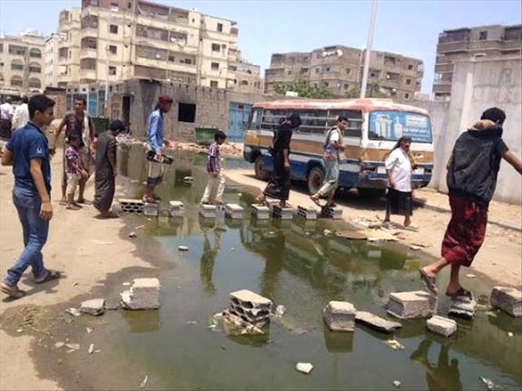 عدن في رمضان: "مستنقعات" المجاري وظلام الكهرباء يسرقان بهجة الصائمين 