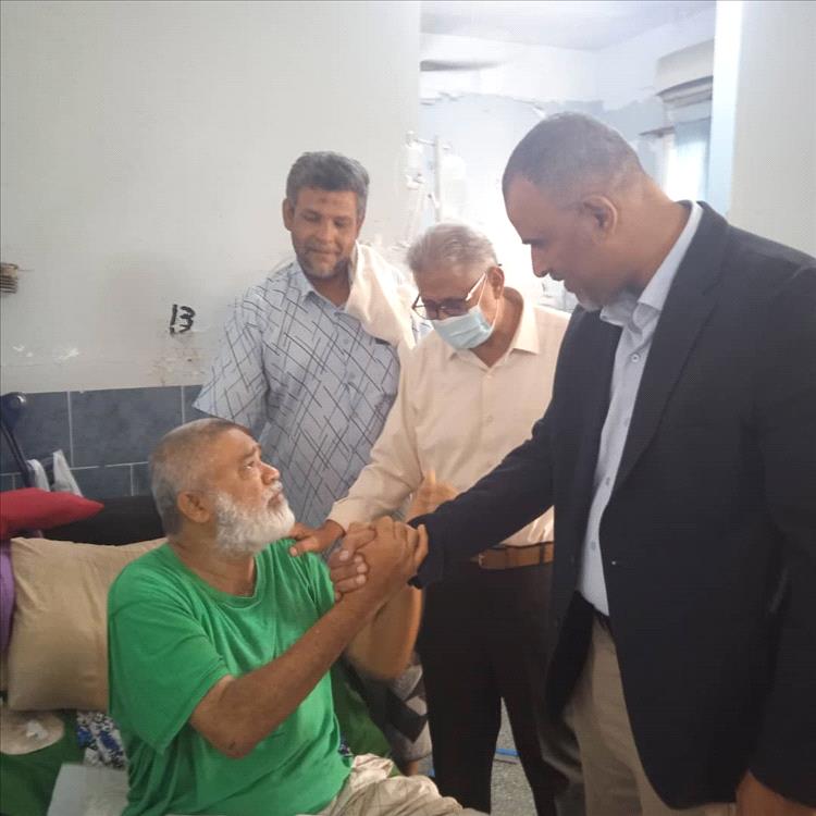 مدير صندوق النظافة بعدن يطمئن على العامل بركان في مستشفى الجمهورية