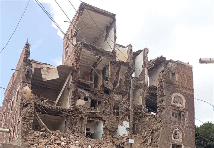 انهيار واجهة مبنى حكومي أثري في إب نتيجة الإهمال الحو_ثي 