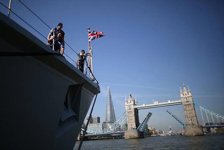 بريطانيا تسمح للولايات المتحدة باستخدام قواعدها للدفاع ضد إيران وسط الحرب الإقليمية