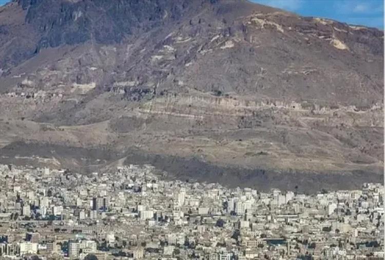 مليشيا الحو_ثي تكثف انتشارها حول مواقع تخزين الصواريخ في جبال صنعاء