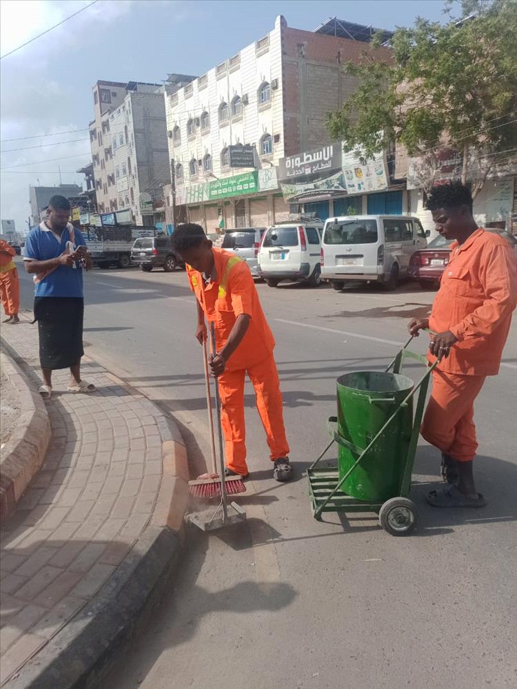 حملة النظافة في عدن تتواصل خلال نهار رمضان للحفاظ على جمال المدينة