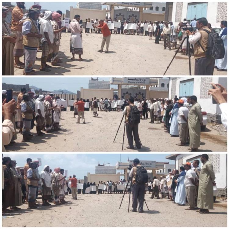 بيان صادرعن الوقفة الاحتجاجية للموظفين بمحافظة البيضاء أمام بوابة وزارة المالية بتاريخ 19/رمضان