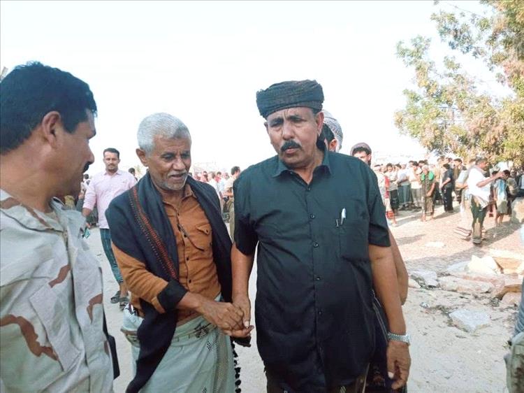 قائد المنطقة العسكرية الثانية يقدم واجب العزاء لأسرة العميد "العليي" بالشحر