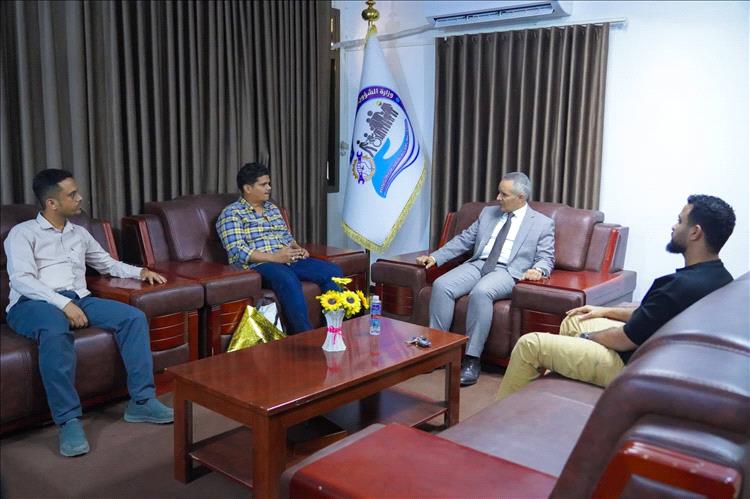 وزير الشؤون الاجتماعية والعمل يلتقي جريح الحرب محمد خليل ويشيد بتضحيات أبطال تحرير العاصمة عدن