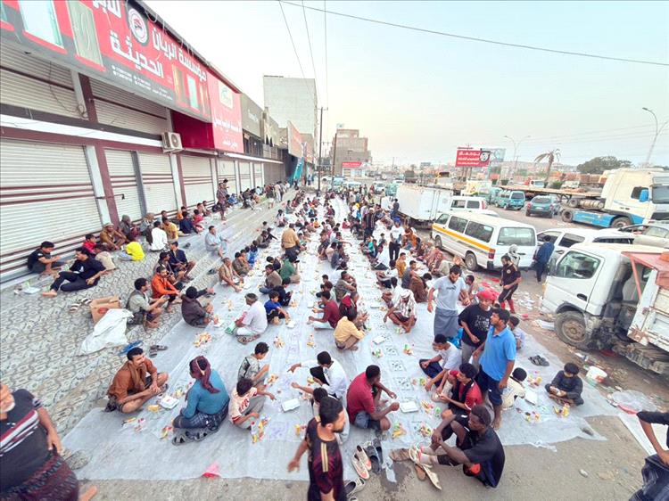 عدن.. أبناء منطقة اللحوم بمديرية دار سعد ينظمون مأدبة إفطار جماعي