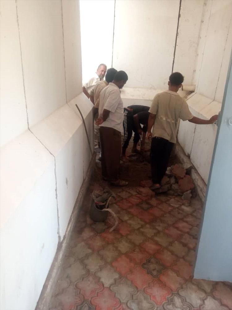 مؤسسة مياه عدن تجدد مطالبتها للمنظمات في حي السفارات بخور مكسر بضرورة إزالة الكتل الإسمنتية والمكاتب المتنقلة