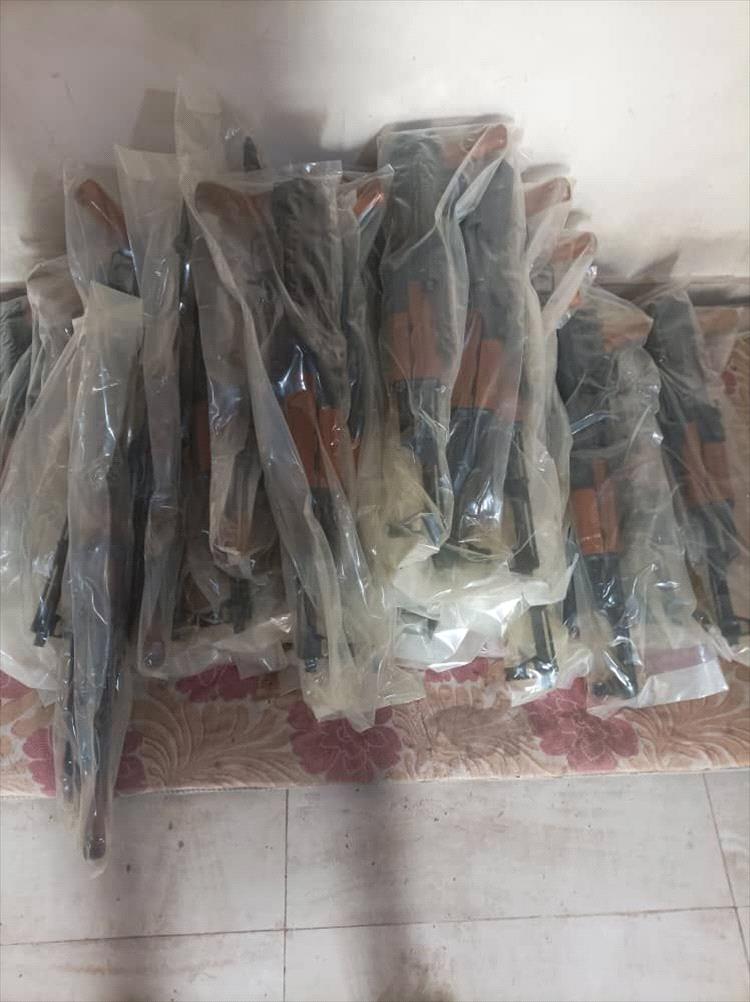 مصادر: سماسرة يعرضون أسلحة للبيع ويُرجَّح أنها نُهبت من مخازن قوات كانت في عدن