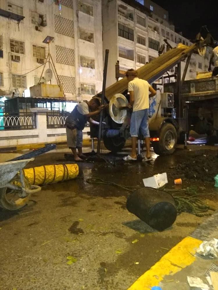 استكمال العمل في تصفية خط الضخ للصرف الصحي بشارع الشهيد مدرم بالمعلا