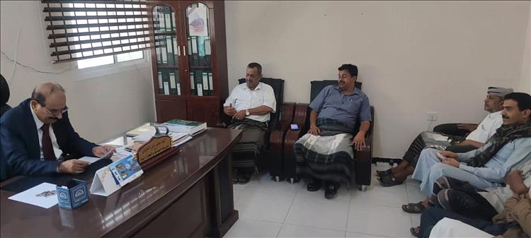 الدغاري يتفقد نشاط مكتب الصناعة والتجارة ويطلع على مستوى الانضباط الوظيفي والدور الرقابي للأسواق 