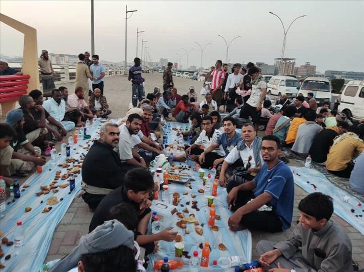 أبناء مدينة الخديرة في أبين يقيمون إفطارًا رمضانيًا جماعيًا في العاصمة المؤقتة عدن 