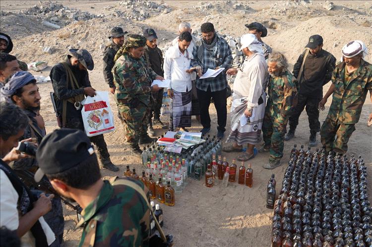 لحج.. إتلاف كميات من الخمور بعد ضبطها في عملية أمنية