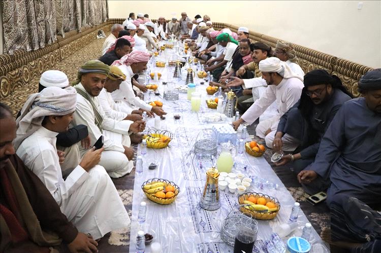 في أمسية رمضانية تجسد قيم التآخي.. الشيخ خالد العامري يقيم مأدبة الإفطار السنوي بمنطقة تاربة