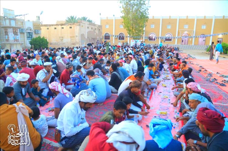 بحضور واسع..اللجنة الشبابية تقيم مائدة الإفطار الجماعي الأول لأهالي منطقة العقاد وضواحيها