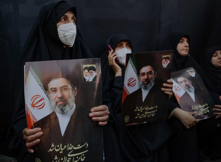 مجتبى خامنئي يتوعد بإبقاء مضيق هرمز مغلقا