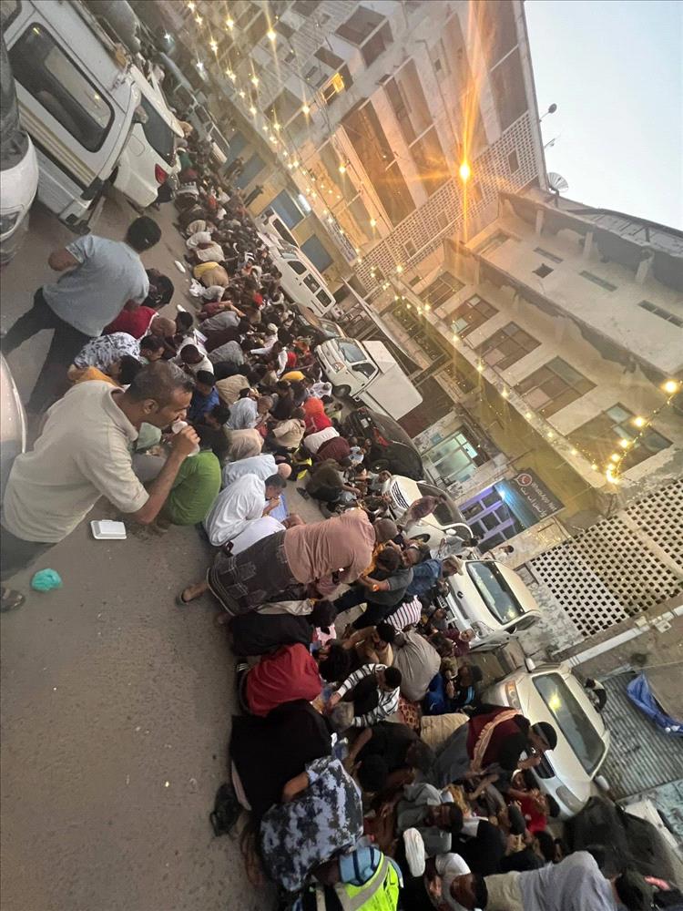 إفطار جماعي في التواهي على روح الفقيد جهاد أنيس وسط حضور واسع من أبناء الحي